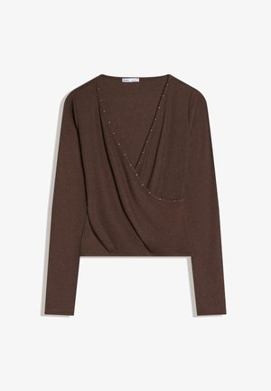 Bruine longsleeve top in wikkelstijl met diepe V-halslijn versierd met kleine metalen studs, gemaakt van geribbelde stof.