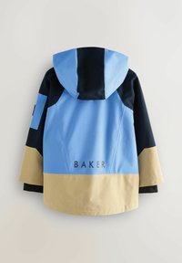Farvet jakke med sektioner i blå, marineblå og beige. Inkluderer en hætte og ordet "BAKER" trykt fremtrædende på ryggen.