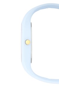Montre en silicone bleu clair avec un cadran rond argenté et une couronne dorée. Texture lisse avec un design minimaliste.