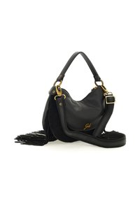 Borsa a tracolla in pelle nera con dettagli in metallo dorato, tracolla regolabile e lunghe frange laterali su sfondo bianco.