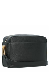 Zwarte leren cosmetica tas met een gestructureerd oppervlak, rechthoekige vorm, gouden hardware accenten en een ritssluiting bovenaan.