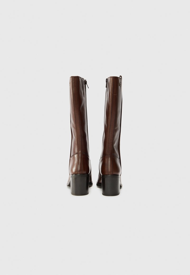 Braune Lederstiefeletten mit einem eleganten Design, ausgestattet mit einem seitlichen Reißverschluss, einem Blockabsatz und einer glatten Textur. Keine sichtbaren Muster oder Akzente.