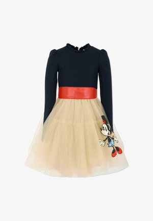 Czarna sukienka z długim rękawem, z falbaną przy kołnierzyku, czerwoną talią, beżową tiulową spódnicą i grafiką Myszki Minnie po stronie spódnicy.