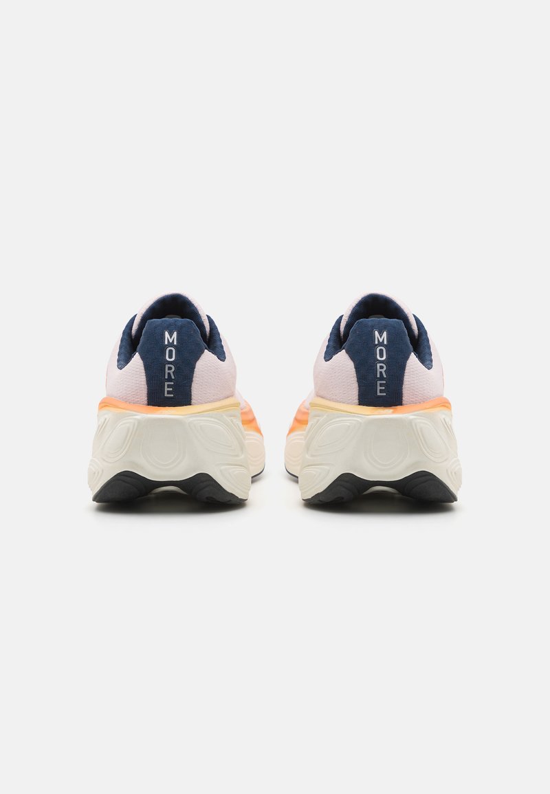 Zapatillas de running que presentan una mezcla de degradados en rosa claro y naranja, detalles en azul marino y una suela texturizada con una prominente etiqueta "MORE" en el talón.