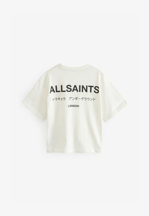 Maglietta bianca a maniche corte con collo rotondo. Presenta un audace testo nero sul retro: "ALLSAINTS" e "LONDON" in diverse lingue.