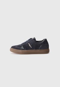Sneakers in suede blu navy con suola in gomma, dettagli grigi a contrasto e cuciture blu. Presentano lacci piatti e un dettaglio del logo sul lato.