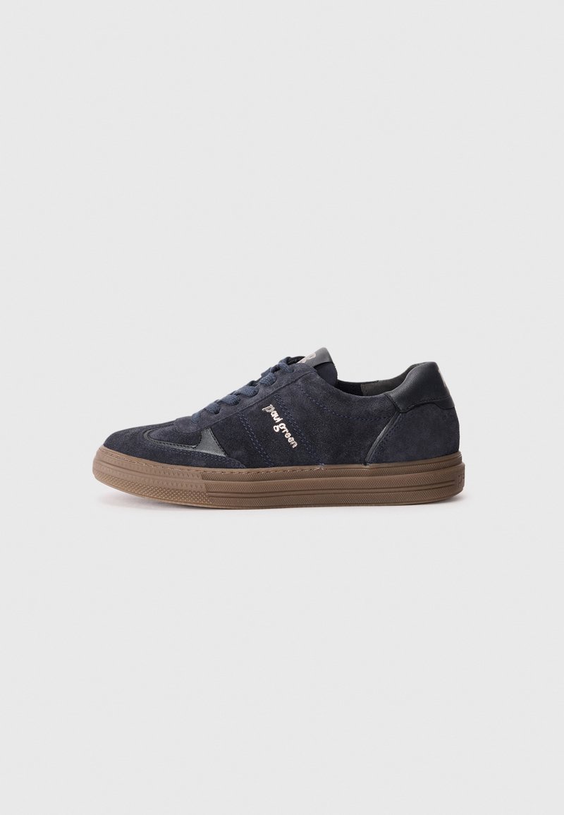 Sneakers in suede blu navy con suola in gomma, dettagli grigi a contrasto e cuciture blu. Presentano lacci piatti e un dettaglio del logo sul lato.