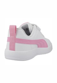 Scarpa da ginnastica bianca con accenti rosa, caratterizzata da un materiale liscio simile alla pelle, forma arrotondata, anello in tessuto sul tallone e chiusura con cinturino in Velcro.