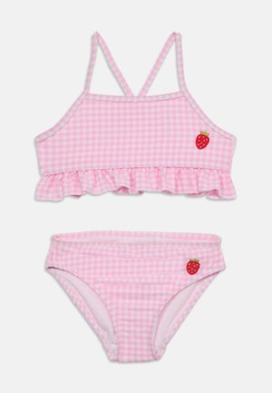 Roosa ruuduline kahes osas ujumistrikoo rüüskaunistuse ja väikeste tikanditega punaste maasikatega üleval ja all.