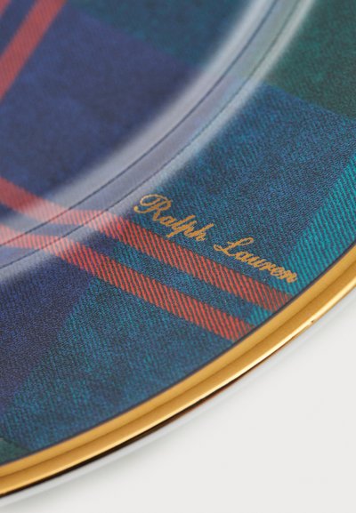 Farfurie din ceramică cu un design în carouri albastre și verzi, cu accente roșii și o margine aurie. Inscripționată cu "Ralph Lauren" în litere aurii.