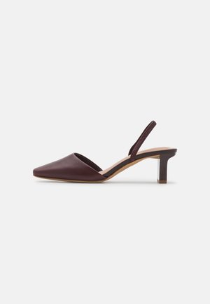 Mauve nahka slingback-kengät, joissa on terävä kärki, minimalistinen muotoilu ja lyhyt blokki-korko; tyylissään yksinkertainen, sileä pinta ja huomaamaton ommel.