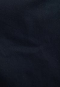 Țesătură de un albastru închis, cu o textură netedă și un subtil model de țesătură diagonală. Fără logo-uri vizibile sau detalii suplimentare.