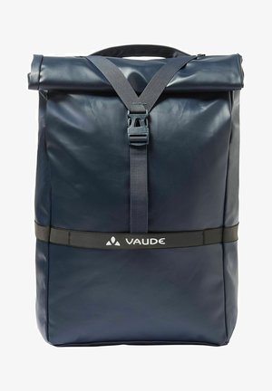 Rolltop-Rucksack aus navyblauem wasserdichtem Material. Verfügt über verstellbare Riemen, ein schwarzes VAUDE-Logo-Band und ein robustes Design.