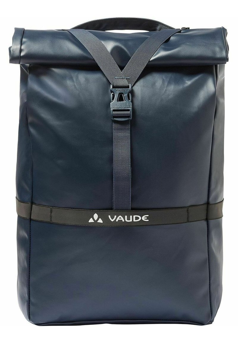Sac à dos roll-top en matériau imperméable bleu marine. Dispose de bretelles ajustables, d'une bande de logo VAUDE noir et d'un design durable.