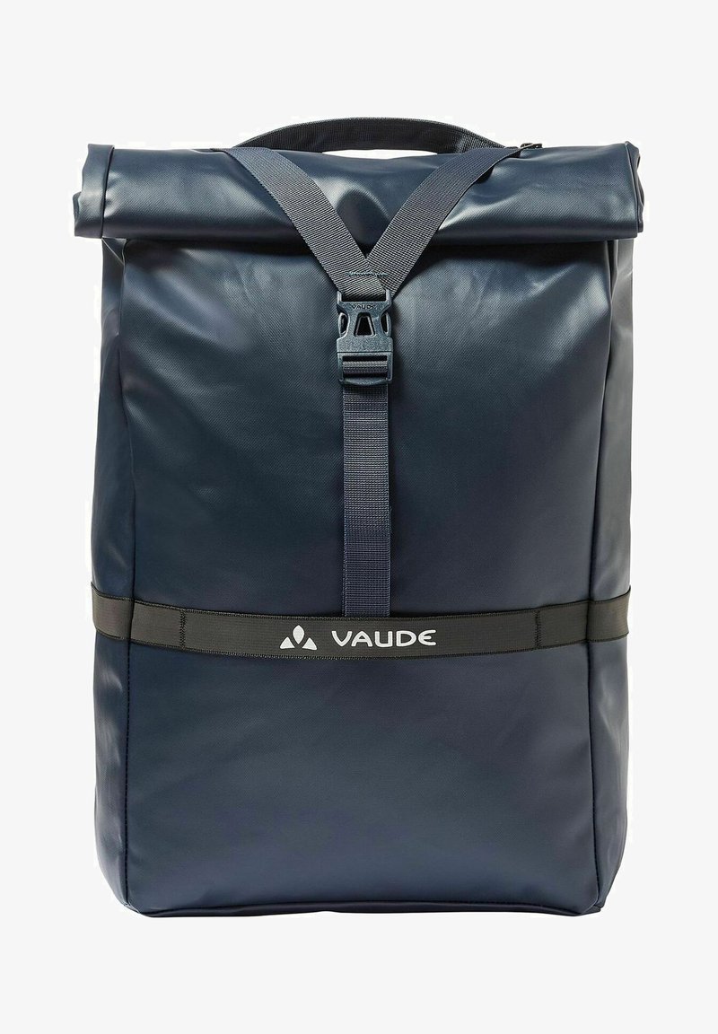Sac à dos roll-top en matériau imperméable bleu marine. Dispose de bretelles ajustables, d'une bande de logo VAUDE noir et d'un design durable.