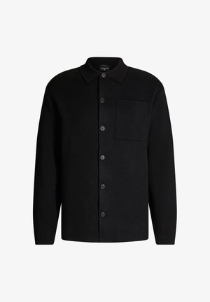 Czarny sweter z dzianiny z kołnierzykiem, przednią kieszenią i zapięciem na guziki. Ma długie rękawy i fakturowany materiał.