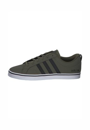 Niedriger Adidas-Sneaker in dunklem Olivgrün mit schwarzen Streifen und Schnürsenkeln, weiße Sohle mit schwarzem und rotem Rand, von der Außenseite betrachtet.