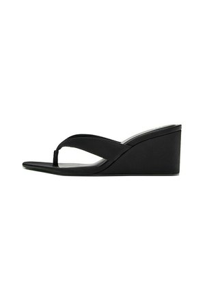 Sandale tongs compensée noire avec une large bride et un talon modéré, montrée de profil sur fond blanc.