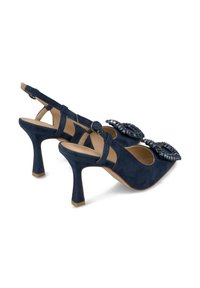 Granatowe zamszowe sandały na obcasie z ozdobnymi koralikami oraz średniej wysokości zwężającym się obcasem. Posiadają regulowany pasek wokół kostki i odkryty palec.