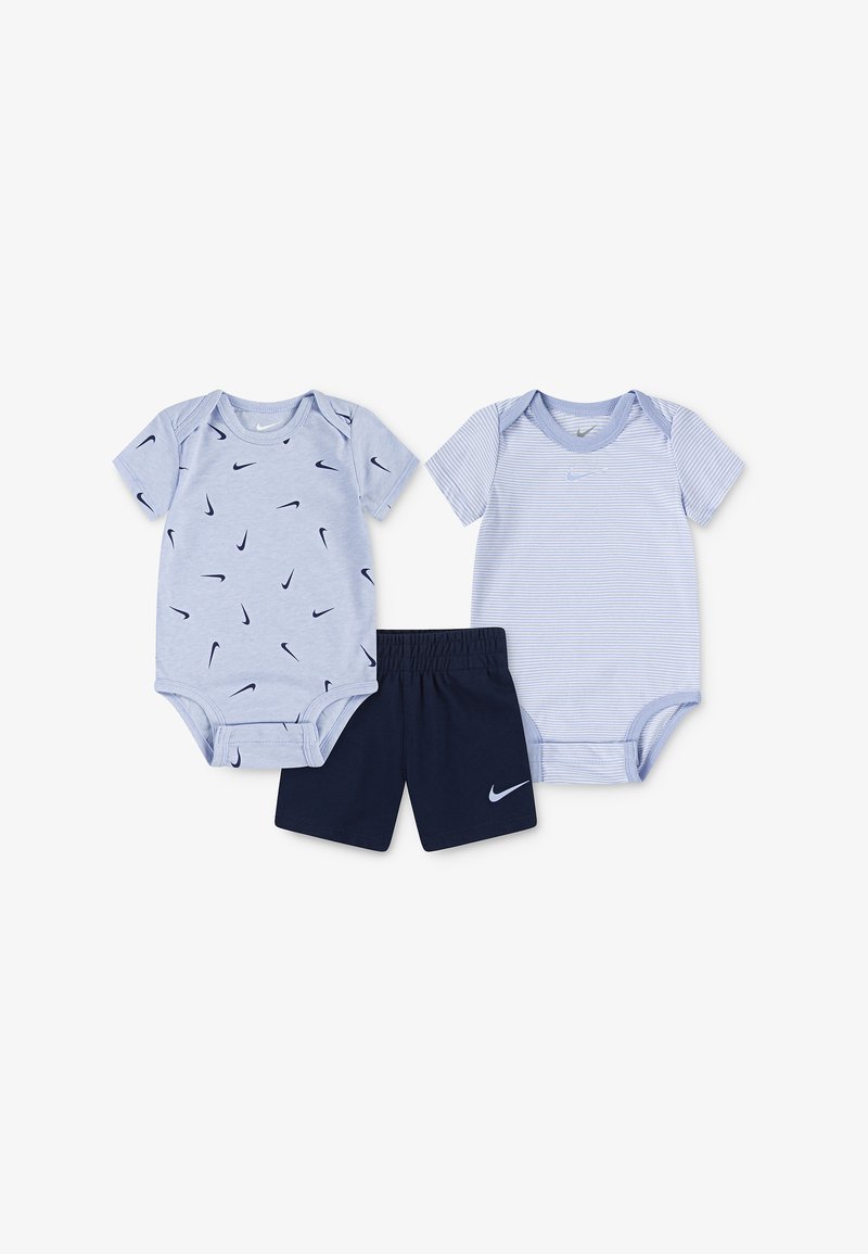 Deux bodys pour bébé Nike bleu clair—l'un avec un motif de virgule bleu marine, l'autre avec de fines rayures—et un short Nike bleu marine avec le logo virgule.