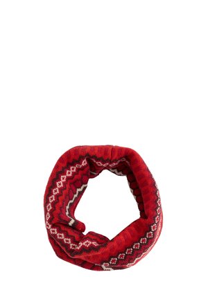 Écharpe infinie rouge tricotée avec des motifs géométriques blancs et noirs disposés en bandes horizontales.