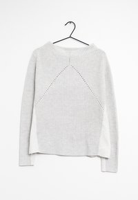 Hellgrauer Strickpullover mit gerippter Textur, runder Ausschnitt, seitlichen Schlitzen und einem dreieckigen Nahtdetail auf der Rückseite.