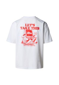 Bílý tričko s krátkým rukávem, na zádech s červeným grafickým textem a ilustrací, znázorňující přenosný počítač a hory s kreslenými akcenty.