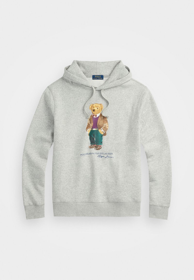 Sweat à capuche gris clair avec un ours portant une veste marron, un pull violet et un pantalon vert imprimés sur le devant.