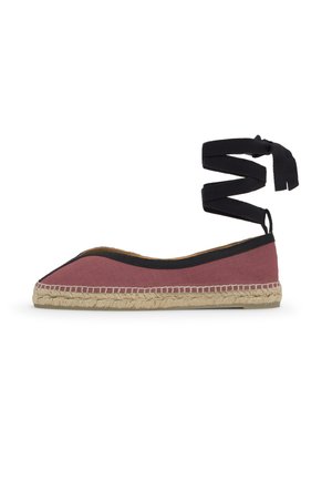 Zapato plano tipo espadrille con parte superior de tela rosa polvorienta, ribete negro, suela trenzada de yute y larga cinta negra para atar en el tobillo.