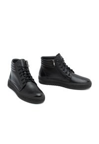 Czarne skórzane sneakersy typu high-top z przodu na sznurówki, o fakturowanej powierzchni, z bocznym zamkiem błyskawicznym oraz gumową podeszwą z bieżnikiem zapewniającym przyczepność.