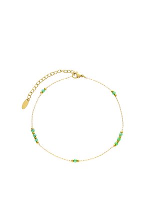 Fijne gouden armband met kleine groene en gouden kralen die gelijkmatig zijn verdeeld, voorzien van een verstelbare sluiting en verlengketting.
