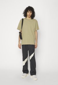 Nike Sportswear PANT - Joggebukse - black/coconut milk
