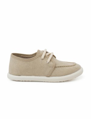 Baskets en toile beige avec bout rond et semelle en caoutchouc blanche. Comprennent des lacets et des accents cousus. Design bas adapté à un usage décontracté.