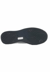 Czarna gumowa podeszwa z falistym wzorem; teksturowana dla lepszego uchwytu; posiada panel z logo "NINE WEST" wytłoczonym na nim.