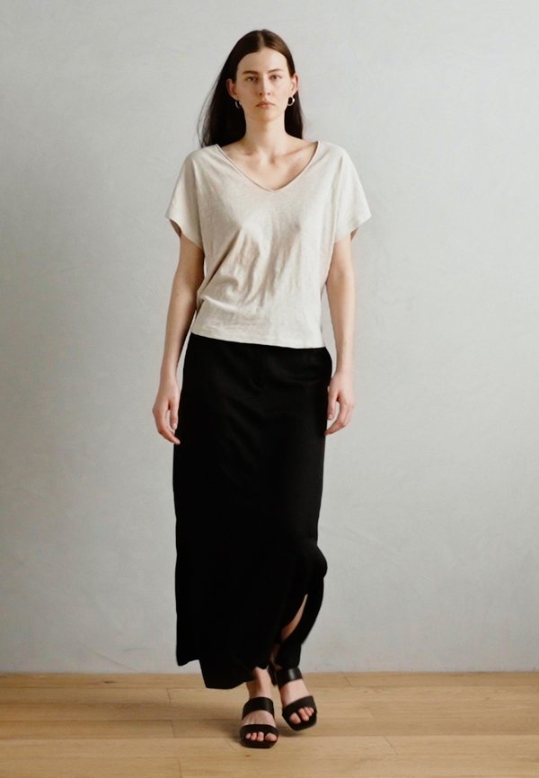 V NECK SHORT SLEEVE - Basic T-shirt - silky stone4