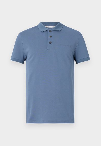 Polo azul feito de algodão, com uma gola clássica, placket de três botões, mangas curtas e um logótipo subtil no peito.