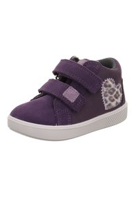 Fialová teniska pro batolata se dvěma suchými zipy a nášivkou ve tvaru srdce s leopardím vzorem na boku, bílou podešví a měkkým textilním interiérem.