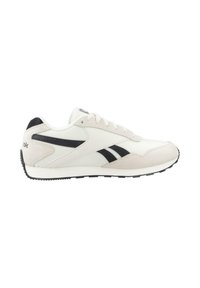 Zapatilla Reebok blanca y beige con rayas negras del logo, diseño con cordones y suela de goma texturizada mostrada de perfil lateral.