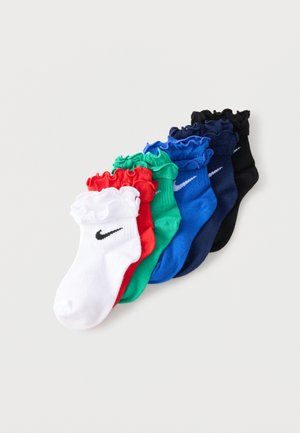 Stapeltje van zes gerimpelde enkelkousen in wit, rood, groen, blauw, navy en zwart, elk met een klein Nike swoosh-logo.