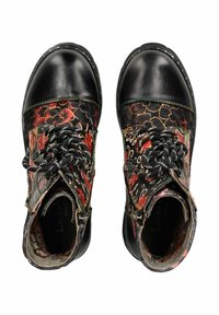 Schwarze Leder-Stiefeletten mit einem stoffbezogenen Blumenmuster, runder Spitze und schwarzen Schnürsenkeln. Texturiertes Innenfutter und seitlicher Reißverschluss.