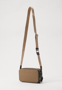 Brun mønstret crossbody-veske med rektangulær form, stoffmateriale og en justerbar strap i beige. Har metallglidelåser som detaljer.