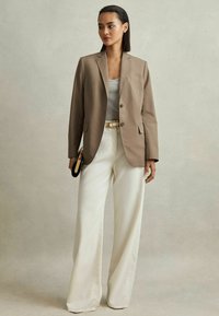 Reiss REGULAR FIT HOPE brązowy