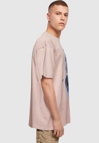 Upscale by Mister Tee 4 AM OVERSIZE TEE - T-shirt imprimé - pink