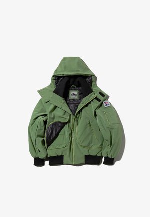 Zöld kapucnis dzseki fekete béléssel, elülső és ujjzsebekkel, elasztikus mandzsettákkal és márkázott folttal a bal ujjon.