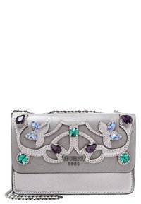 Hopeakertainen Guess 1981 -crossbody-laukku, jossa on ketjuhihna, koristeltu vihreillä, sinisillä ja purppuranvärisillä jalokivimuotoisilla kukkakuoseilla läpällä.