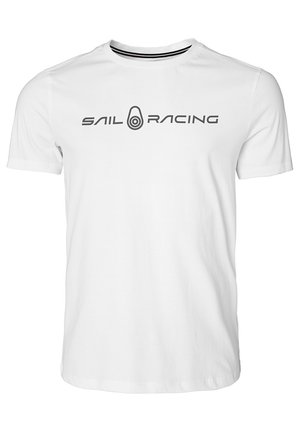 Vit bomullströja med korta ärmar. Har en rund halsringning och "SAIL RACING" tryckt i fet, mörkgrå text över bröstet.