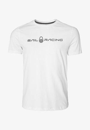 Vit bomullströja med korta ärmar. Har en rund halsringning och "SAIL RACING" tryckt i fet, mörkgrå text över bröstet.