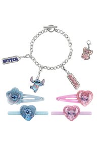 Zilveren kettingarmband met bedels die personages tonen, twee hartvormige clips en een bloemenclip, allemaal in blauwe, roze en glinsterende afwerkingen.