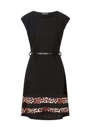 Vestido negro con mangas cortas tipo capucha, cinturón negro ceñido, que presenta un acento de estampado de leopardo en el dobladillo en tonos de marrón y beige.