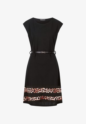 Mustapuku, jossa on lyhyet hihat ja vyötärölle kiristetty musta vyö. Helman leopardikuvio on ruskean ja beigeen sävyissä.